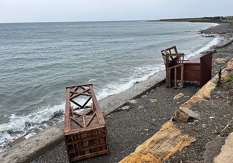 La playa de Granada sin playa: «Lo hemos perdido todo, la arena y los equipamientos»