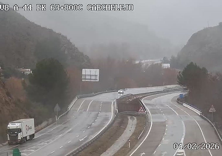 Cortada la A-44 en Campillo de Arenas por desprendimientos en la calzada