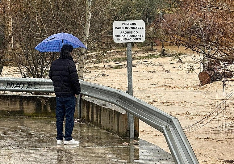 Veinte cortijos incomunicados y un hotel rural desalojado en Deifontes por la crecida del río Cubillas