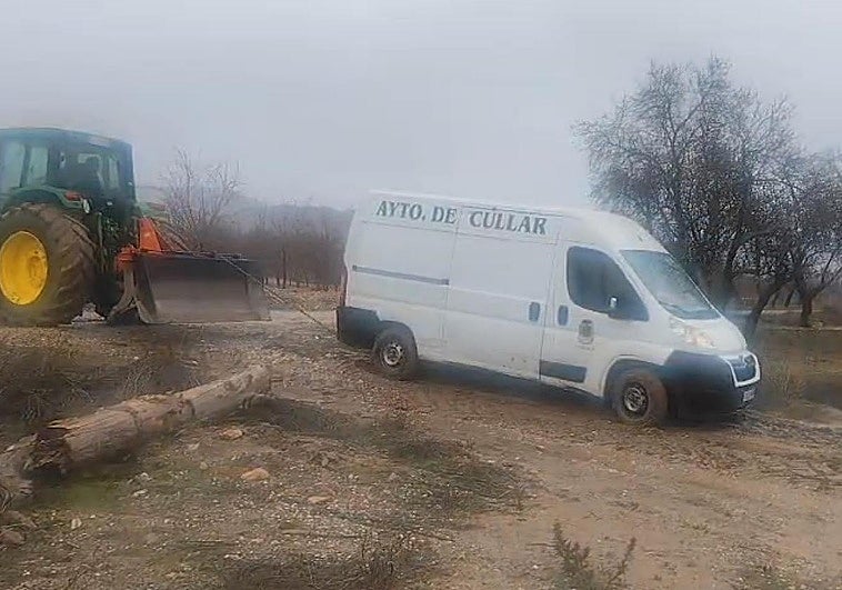 Rescatan a la alcaldesa de Cúllar y a una concejal tras quedar atrapadas en el barro