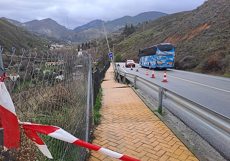 Una acera se hunde y caen rocas desde el cementerio en la carretera de Monachil