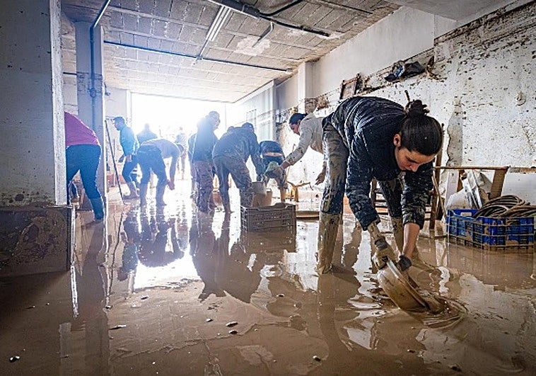 Marea de voluntarios en Huétor Tájar: «Estamos muy agradecidos; nunca habíamos visto tanta solidaridad»