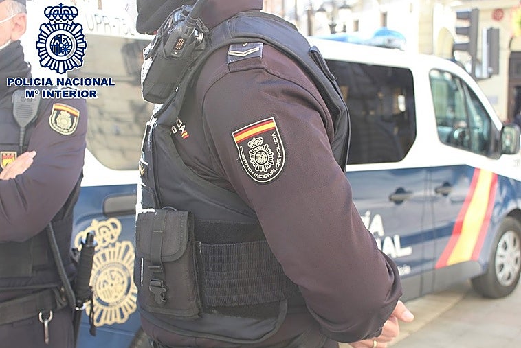 Sorprendido en plena calle cargado con móviles, tablets y patinetes robados en una tienda de Granada