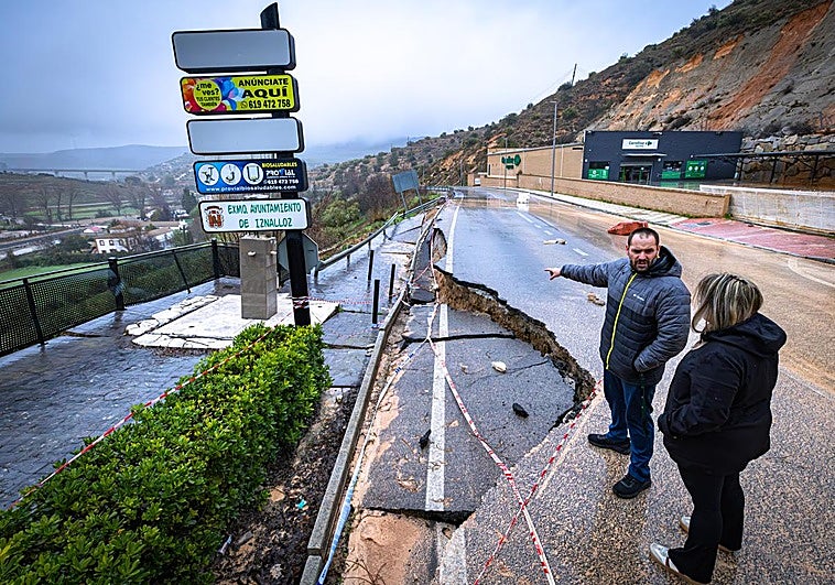 Los daños en el acceso a Iznalloz por el temporal obligan a desviar el tráfico pesado por mitad del pueblo
