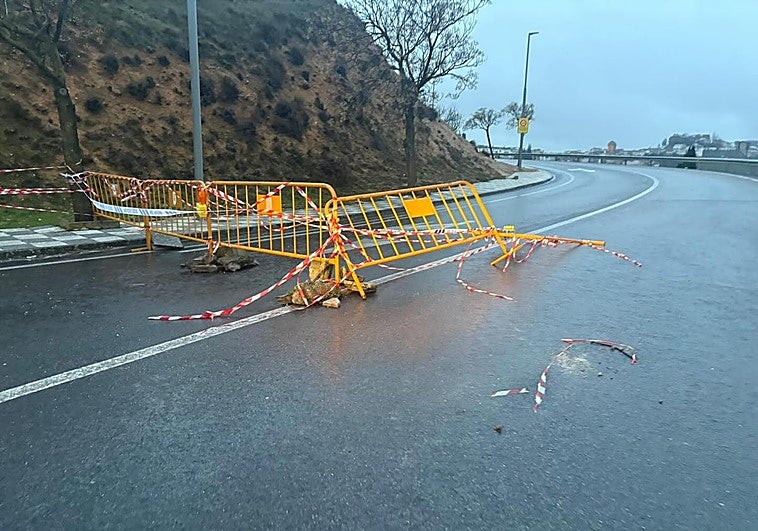 Denunciados por retirar las vallas en la carretera de acceso a Iznalloz, cortada por los derrumbes