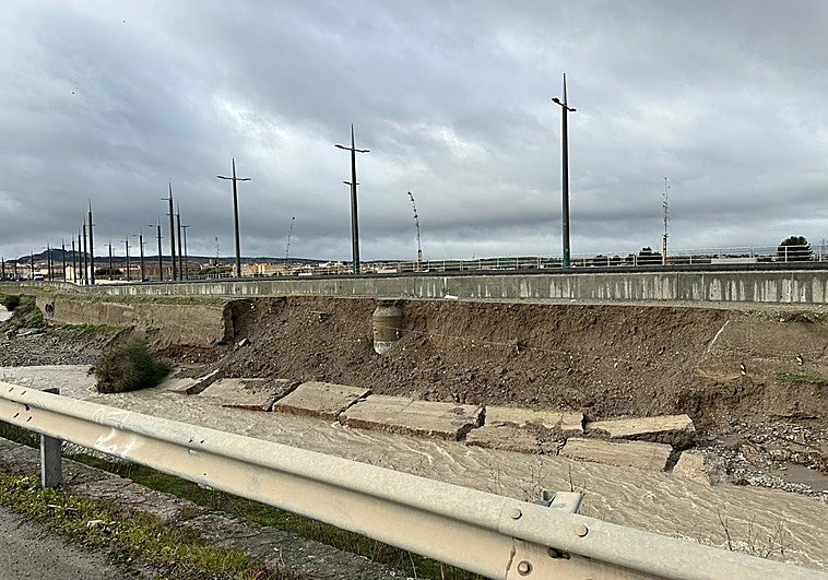 El temporal causa destrozos en el muro del río Dílar junto a las obras del metro