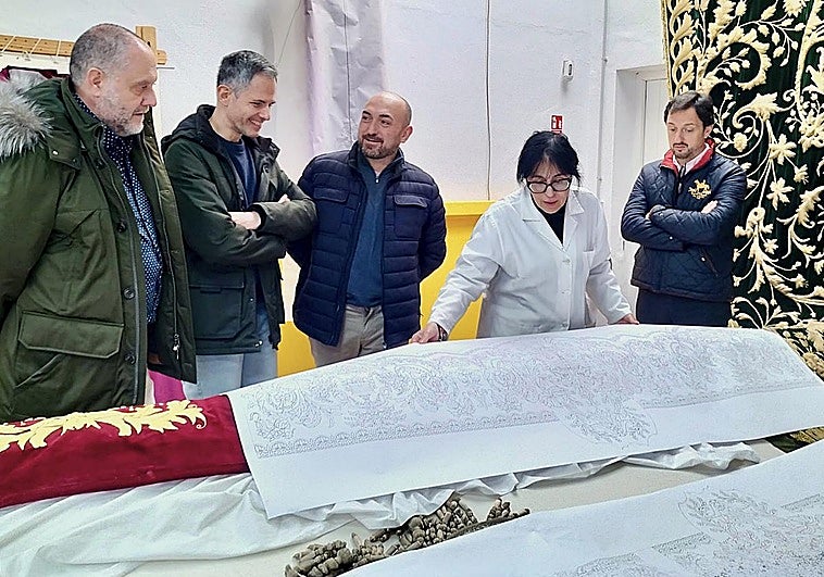 Comienza el bordado del palio de la Virgen de la Consolación