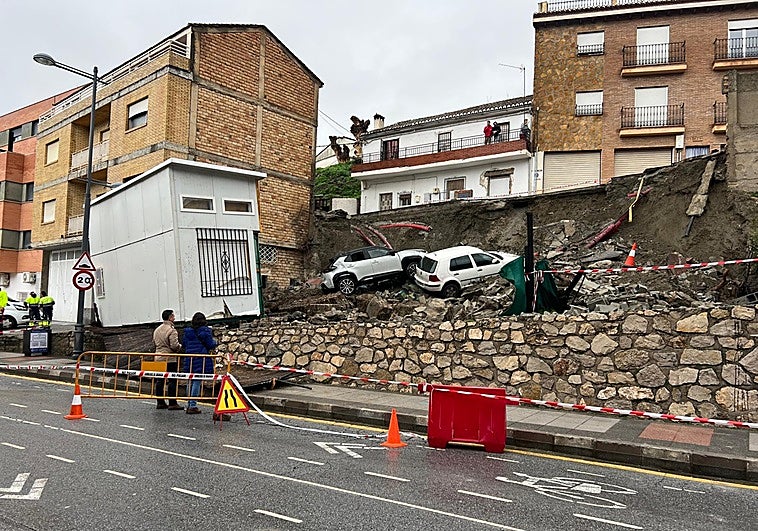 El derrumbe de una calle de Cenes desplaza dos coches y una caseta de obra