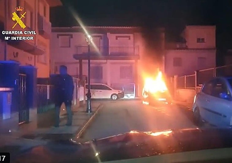 Dos detenidos por el robo en un vehículo que luego incendiaron en Atarfe