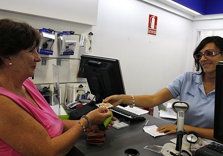 El aviso de Consumo por los comercios que piden una copia del DNI en Andalucía