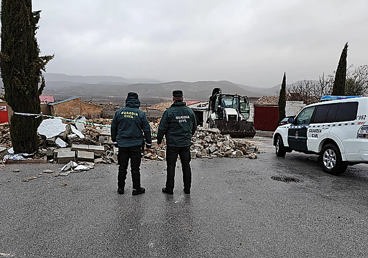 El herido al caerle un muro en Puebla de Don Fadrique sigue en estado crítico