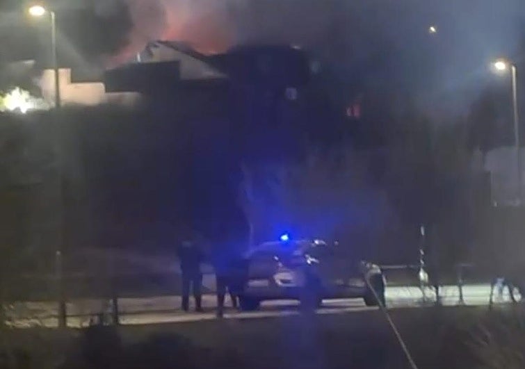 Una familia y su perro logran escapar de su vivienda en llamas en La Zubia