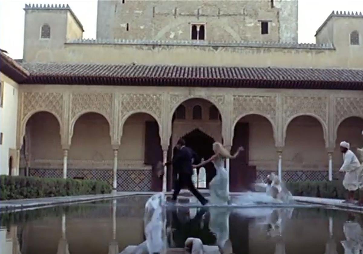 Marcelo Mastroianni cruza el Patio de los Arrayanes en una escena poco conocida de 'Hoy, mañana, pasado mañana ' (1965).