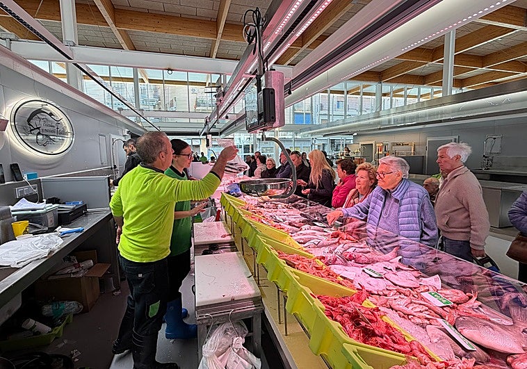 Los vecinos y comerciantes llenan de vida el nuevo mercado municipal de Almuñécar