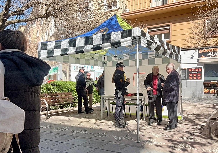 La oficina móvil de Policía Local de Granada llega a la calle Alhamar