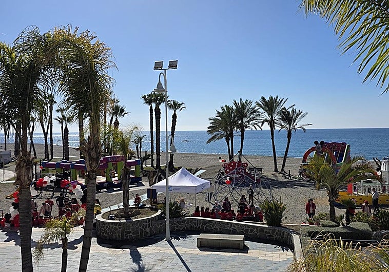 Así es el nuevo parque infantil de Almuñécar con un cangrejo gigante y un barco pirata