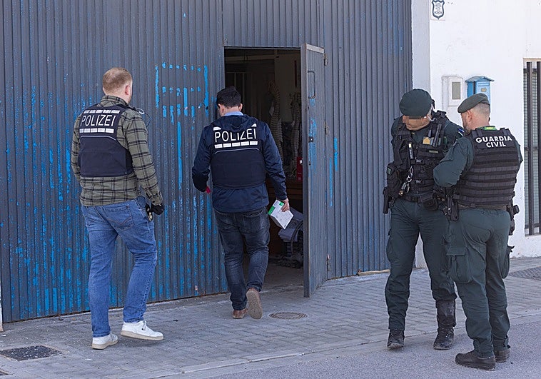 Ofensiva contra los nazis: redadas en tres países y dos registros en Granada