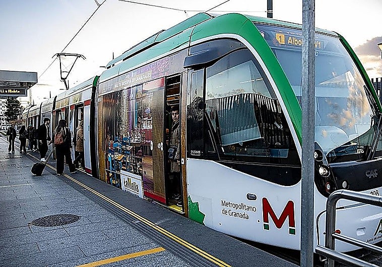 Herida una mujer al ser atropellada por el metro en la avenida Juan Pablo II