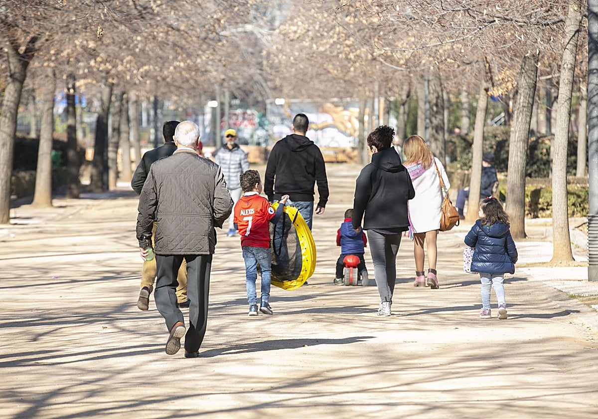 Detenida por levantar del pelo, zarandear y golpear a su hija de dos años en Granada porque «se portaba mal»