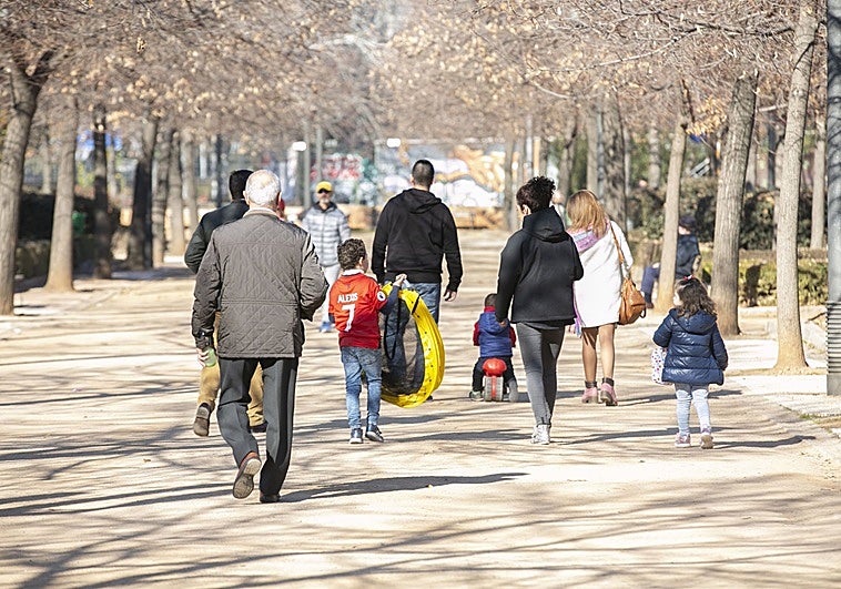 Detenida por levantar del pelo, zarandear y golpear a su hija de dos años en Granada porque «se portaba mal»