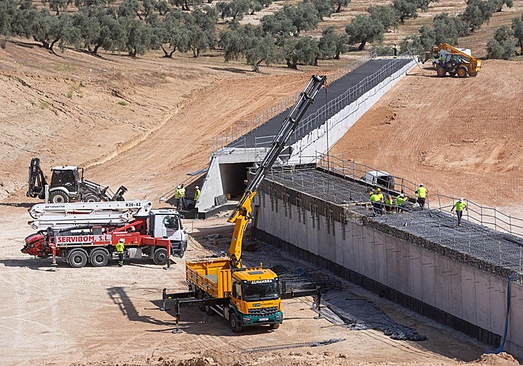 El acelerador y el AVE doblan la inversión en obras públicas en Granada en el último año