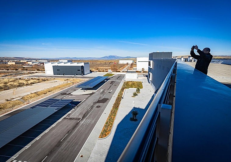 El delegado de la Junta y los empresarios apoyan a la UGR para reclamar el grado de Materiales