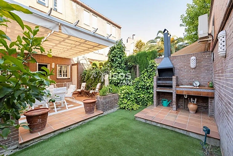 El chalet en una exclusiva urbanización en el barrio de moda de Granada a la venta por 950.000 euros