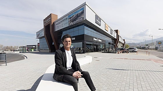 Carlos Casaseca, CEO de SeaGroup, posa para IDEAL tras explicar el proyecto de transformación de La Zubia Plaza.