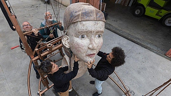 Mar, la muñeca gigante de Granada