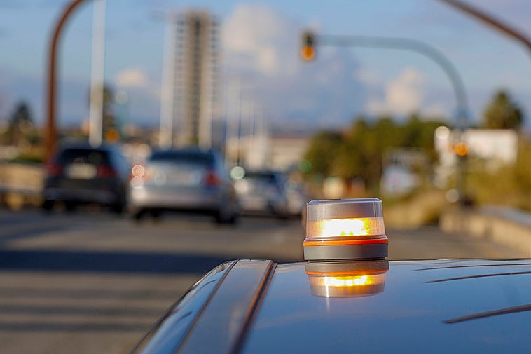 La DGT publica las cinco balizas V16 retiradas que ya no son válidas