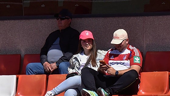 Las imágenes de los aficionados del Granada en su asiento de Los Cármenes