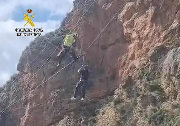 La Guardia Civil rescata a una mujer que quedó suspendida en una tirolina de la vía ferrata de Güéjar Sierra