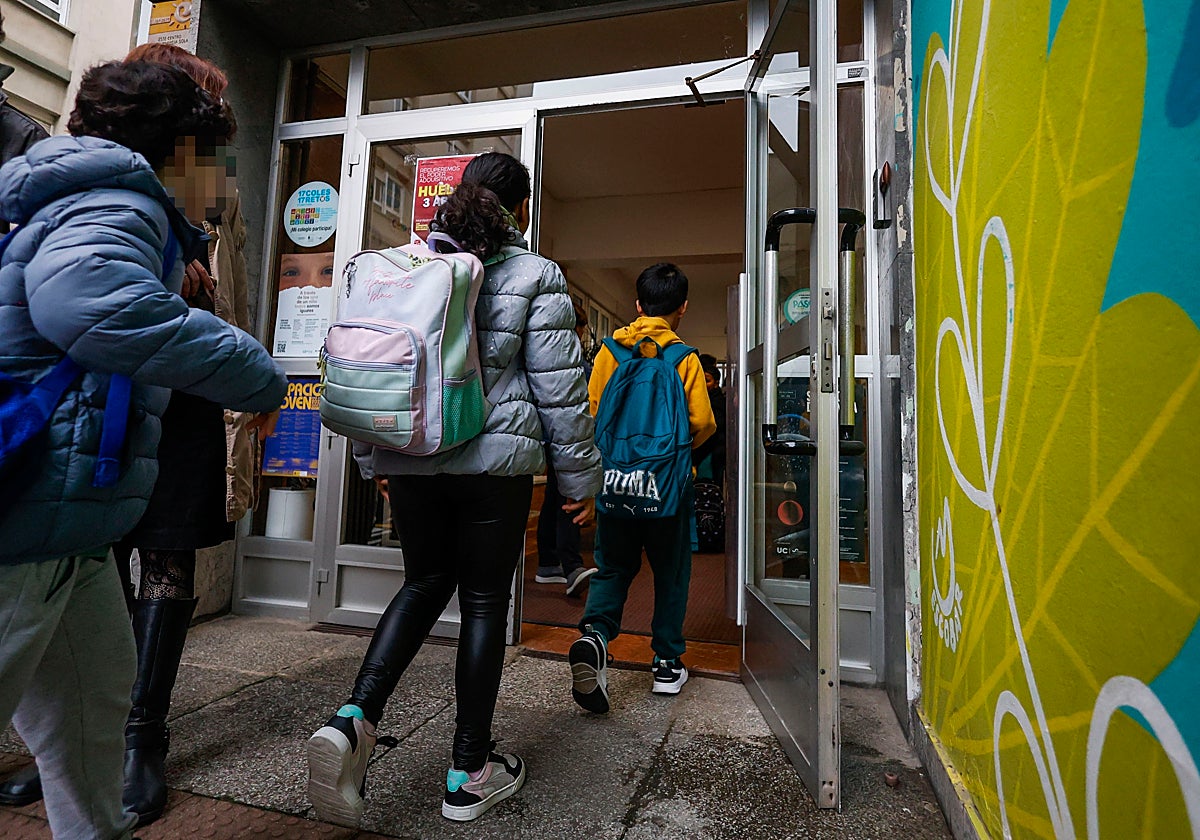 El familiar de un alumno irrumpe en un colegio de Íllora y amenaza de muerte al maestro: «Te voy a pegar dos tiros»