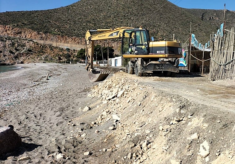 Costas realiza aportes de áridos en la playa de la Punta del Rincón de Castell de Ferro