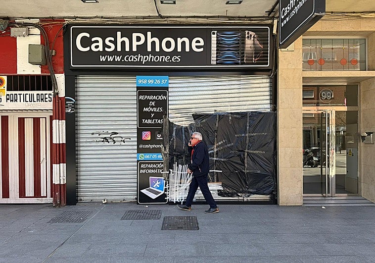 Estrellan un coche robado contra una tienda del Camino de Ronda para sustraer móviles
