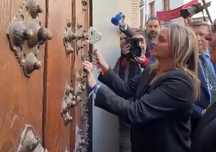 La alcaldesa de Granada realiza la tradicional llamada a las puertas de San Andrés