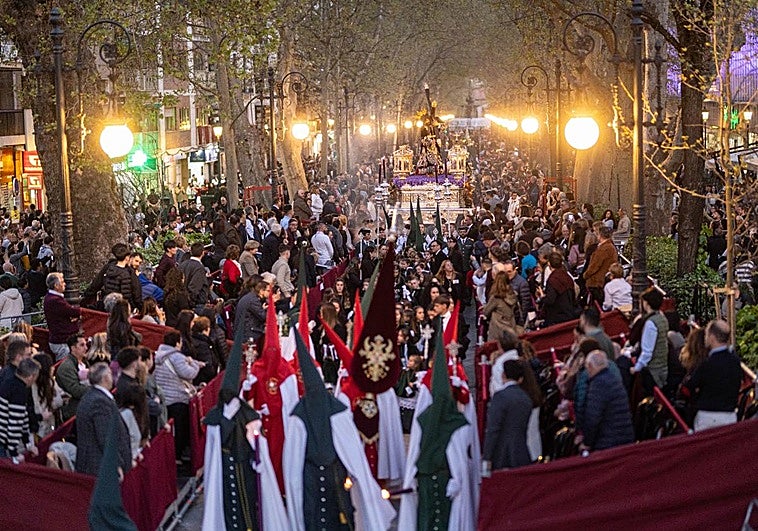 Un desmayo en Mesones provoca retrasos en la carrera oficial del Martes Santo