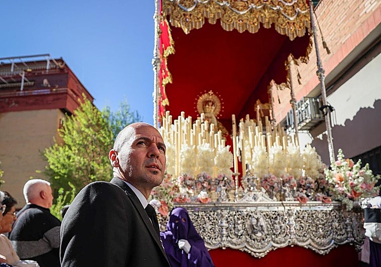 La emoción del capataz de la Caridad por su reciente pérdida: «Era mi padre, pero también el de todas las costaleras»