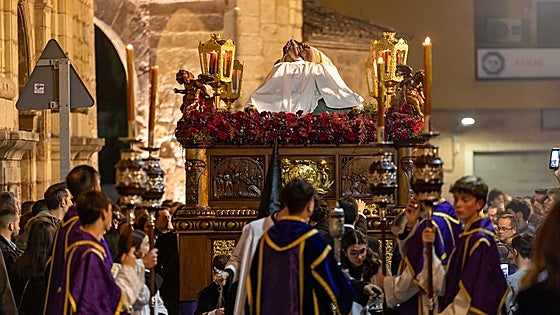 El susurro final: la Soledad cierra la noche del Viernes Santo