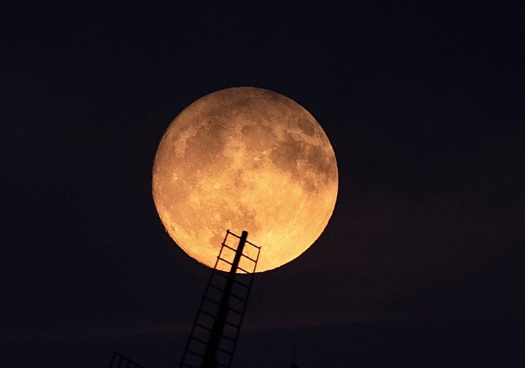 La Luna Rosa iluminará la madrugada de este jueves