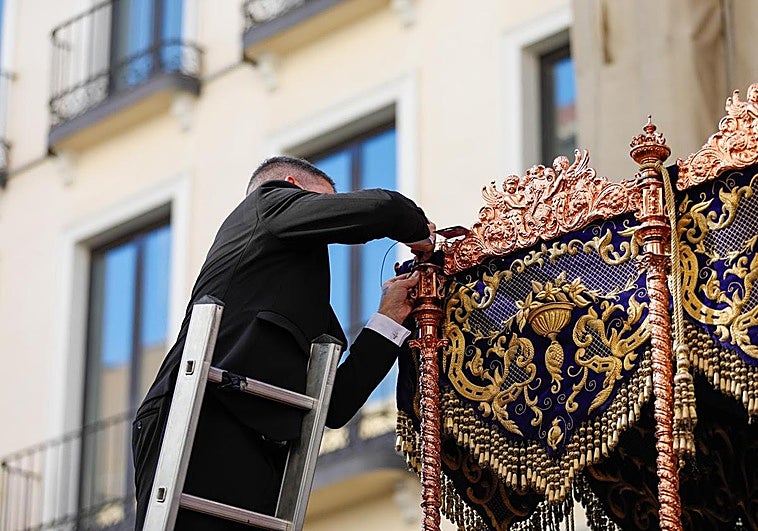 La Virgen de los Gitanos sufre la rotura de un varal del paso en mitad de la procesión