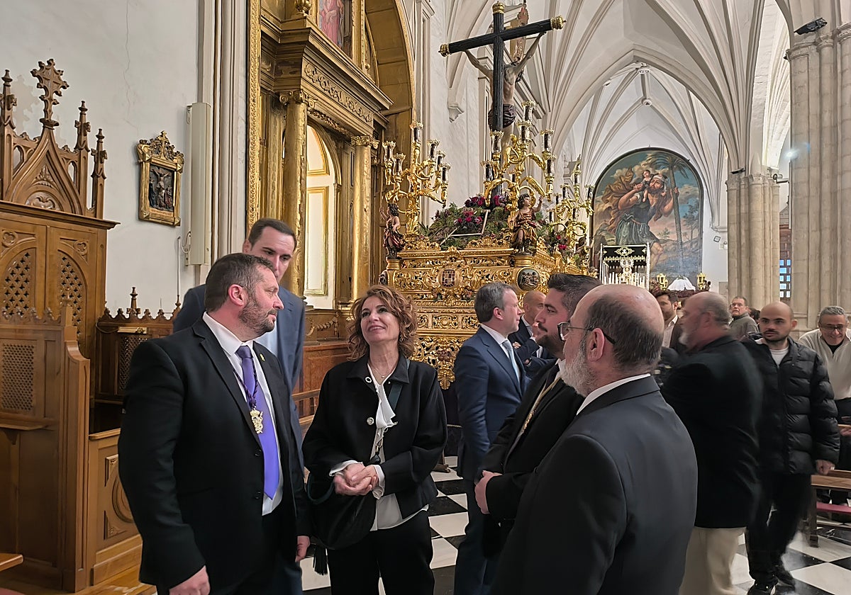 María Jesús Montero visita los templos de Jaén y realiza la ofrenda floral  a El Abuelo | Ideal