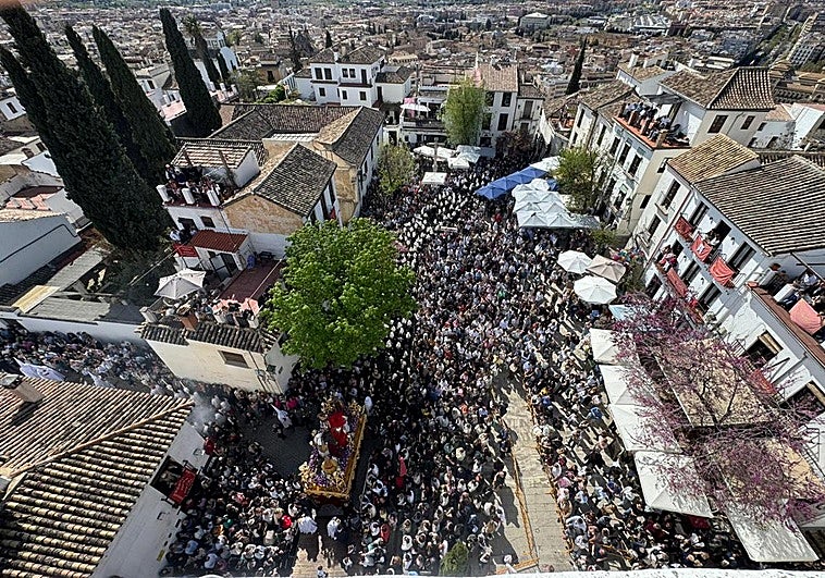 La imagen de la salida de la Aurora a vista de pájaro con la Alhambra y el Albacín como escenario