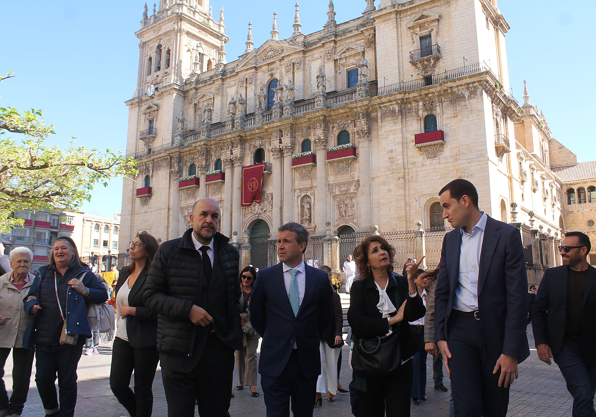 María Jesús Montero visita los templos de Jaén y realiza la ofrenda floral  a El Abuelo | Ideal