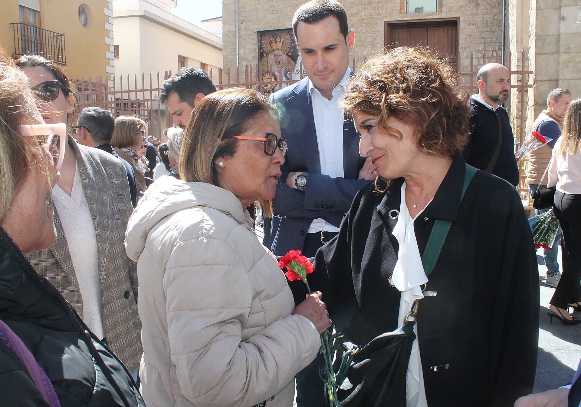 María Jesús Montero visita los templos de Jaén y realiza la ofrenda floral  a El Abuelo | Ideal