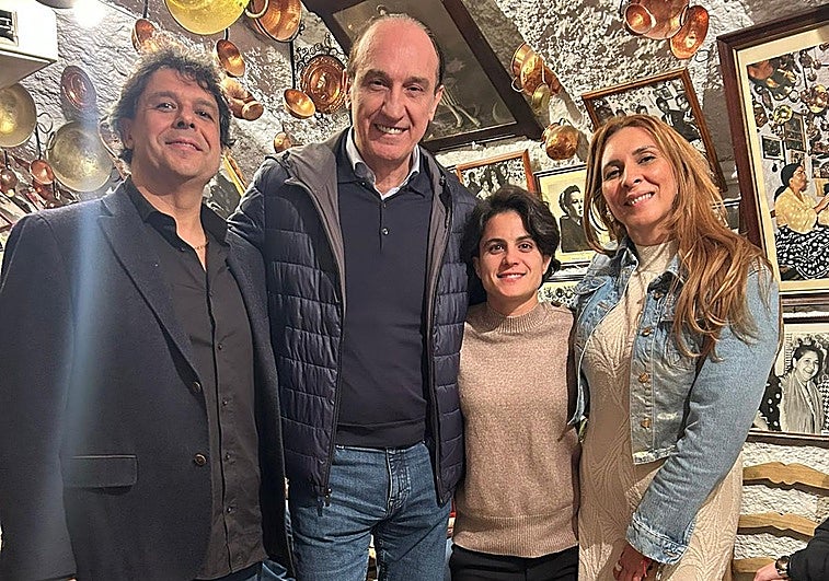 La juerga en María la Canastera al paso del Cristo de los Gitanos