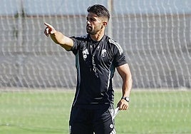El entrenador del Recreativo, Luis Bueno, durante un entrenamiento.