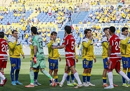 Saludo entre los futbolistas del Granada y de la UD Las Palmas.
