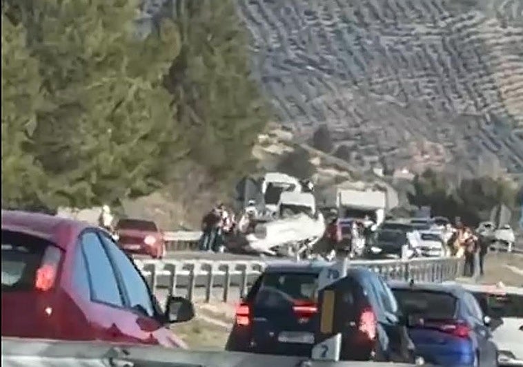 El vuelco de un coche en la A-44 deja retenciones a la altura de Campotéjar
