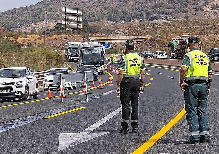 Tráfico suma dos carriles adicionales en la A-44 para el regreso a Granada desde la Costa este domingo